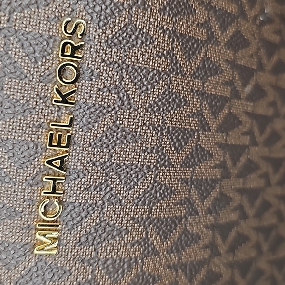 Michael Kors Handbag/ Like New Condition - Picture 6 of 7